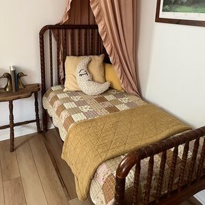 Crib sized scalloped quilt